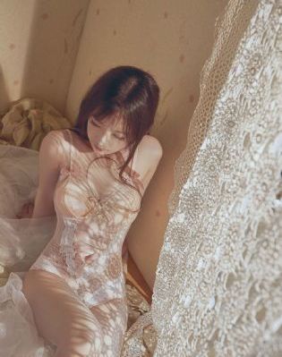 女人趴到床脱了内裤打光屁股视频_高清全集免费观看